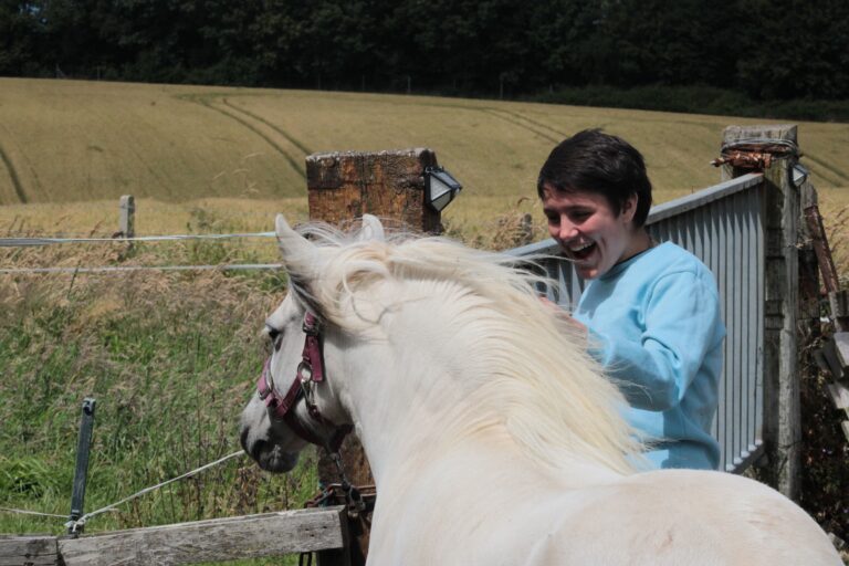 La thérapie avec le cheval permet de ressentir et de partager des émotions comme ici la joie.